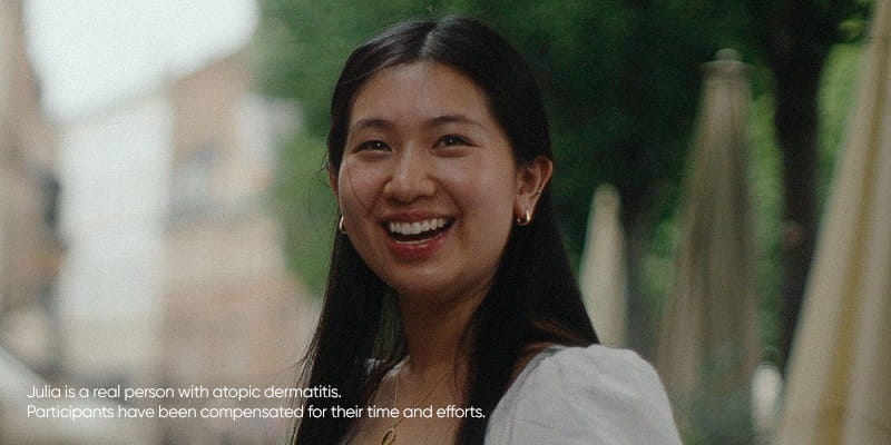 Julia che sorride alla videocamera