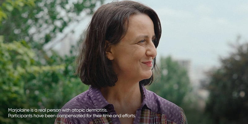 Marjolaine sorridente in un parco 