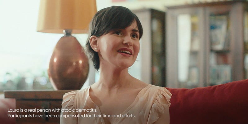 Laura sorridente sul divano.