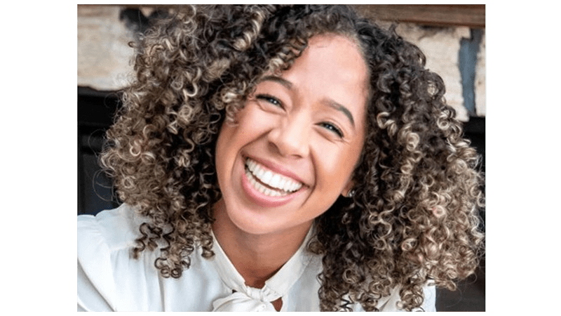 Ashley che sorride alla telecamera.