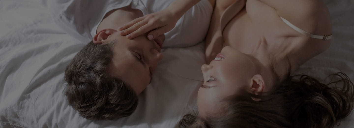 Rilassamento e vicinanza: la donna tocca delicatamente il viso dell’uomo con la mano.