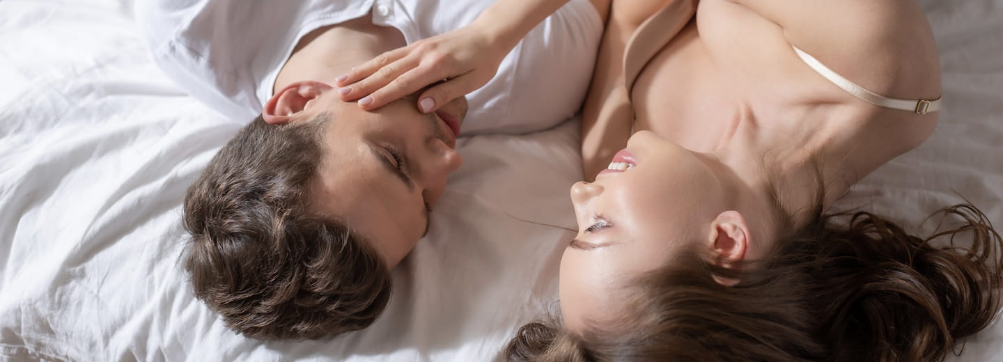 Détente et proximité – la femme touche délicatement le visage de l’homme avec sa main.