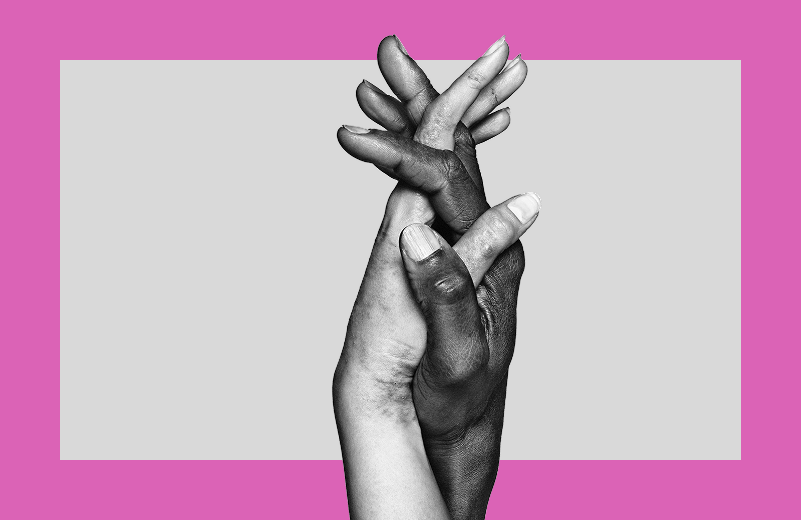 Zwart-witfoto van een hand met matig tot ernstig handeczeem die de hand van een ander persoon vastheeft die geen Chronisch Hand Eczeem heeft.