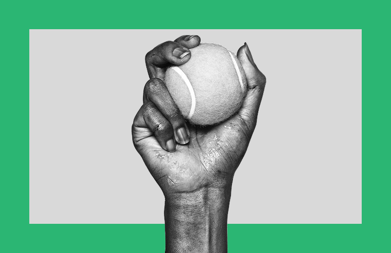 Photographie en noir et blanc d'une main avec un eczéma des mains modéré à sévère tenant une balle de tennis.