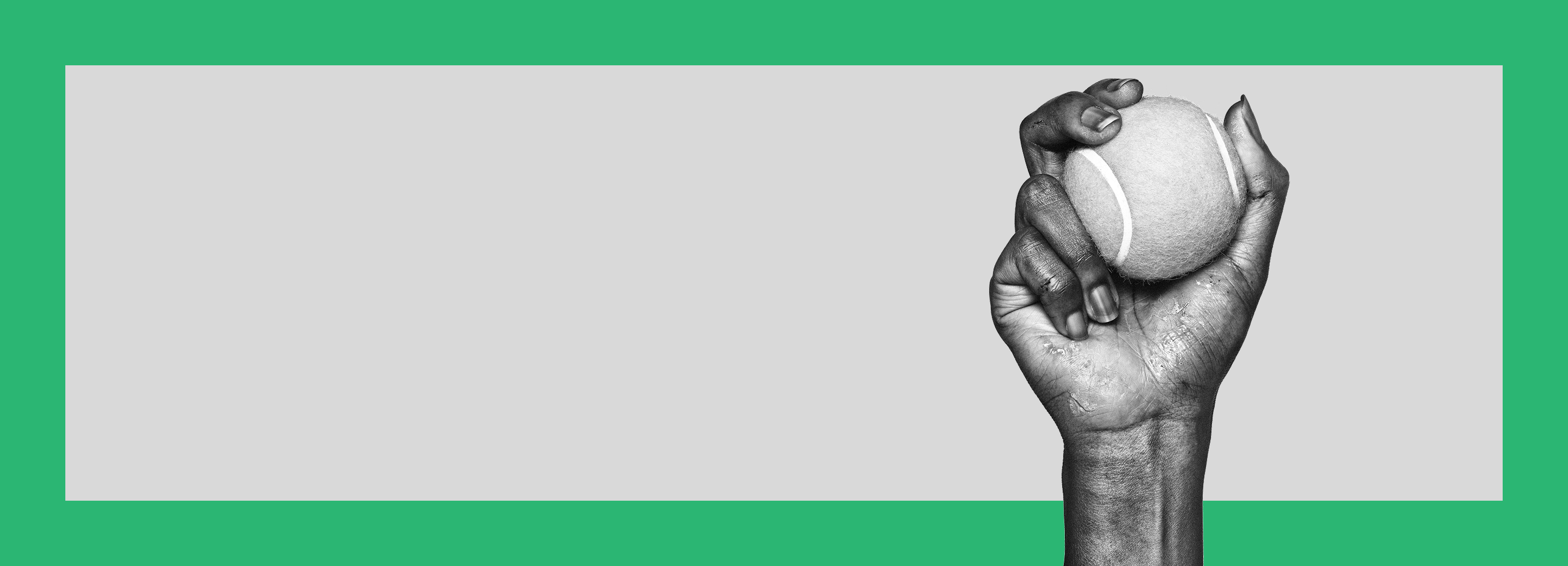 Photographie en noir et blanc d'une main avec un eczéma des mains modéré à sévère tenant une balle de tennis.