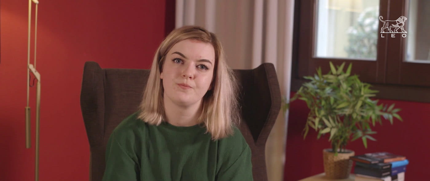 ragazza parla di psoriasi