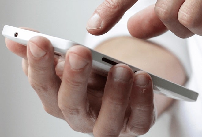 Arzt tippt auf Handy