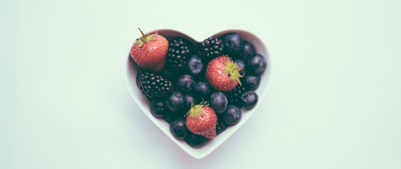 Υγιεινό φαγητό σε μπολ σε σχήμα καρδιάς