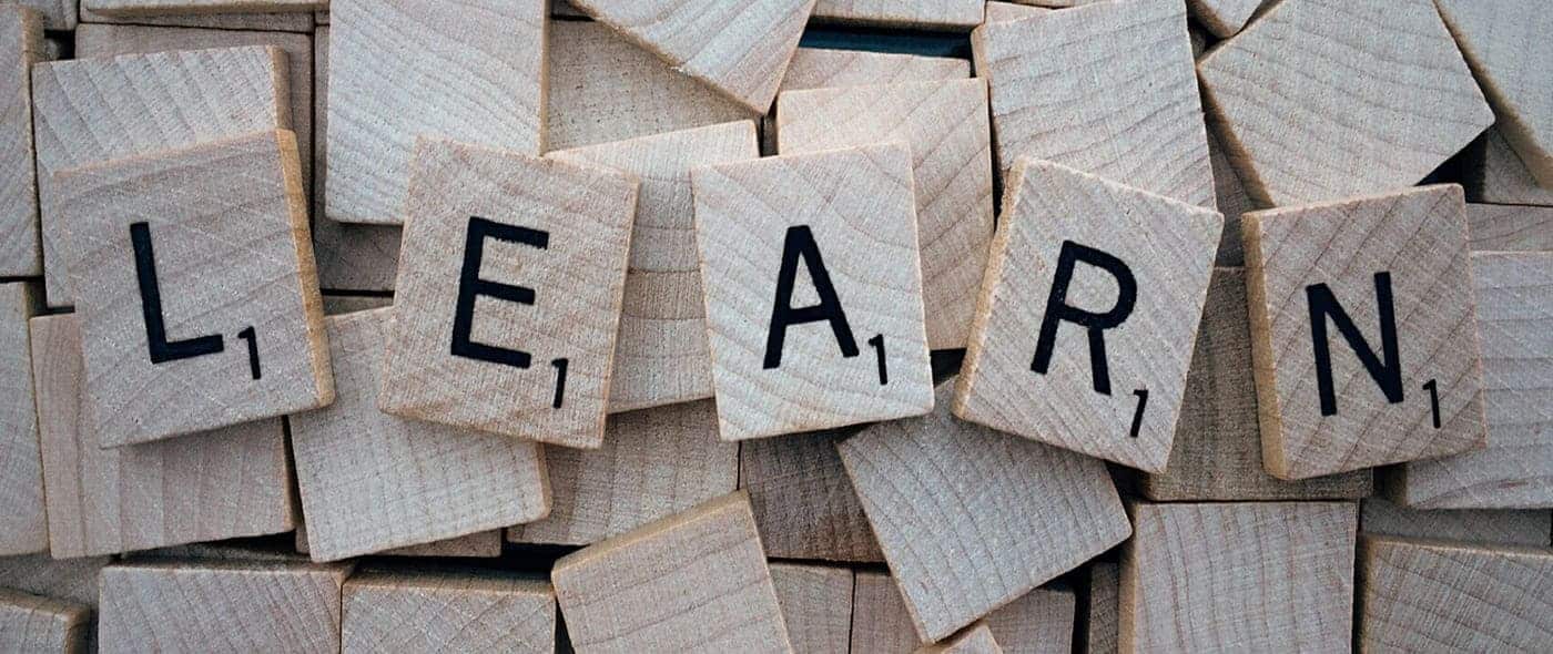 quadrati di legno con lettere alfabeto