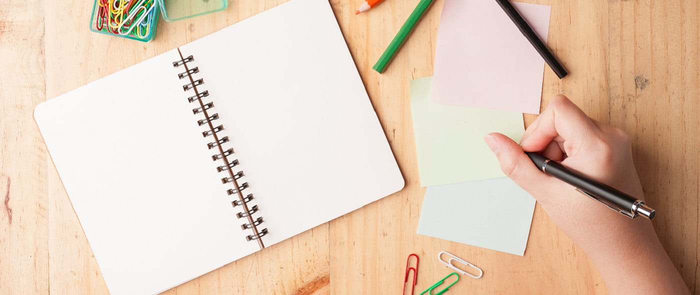 Persona scrive su quaderno