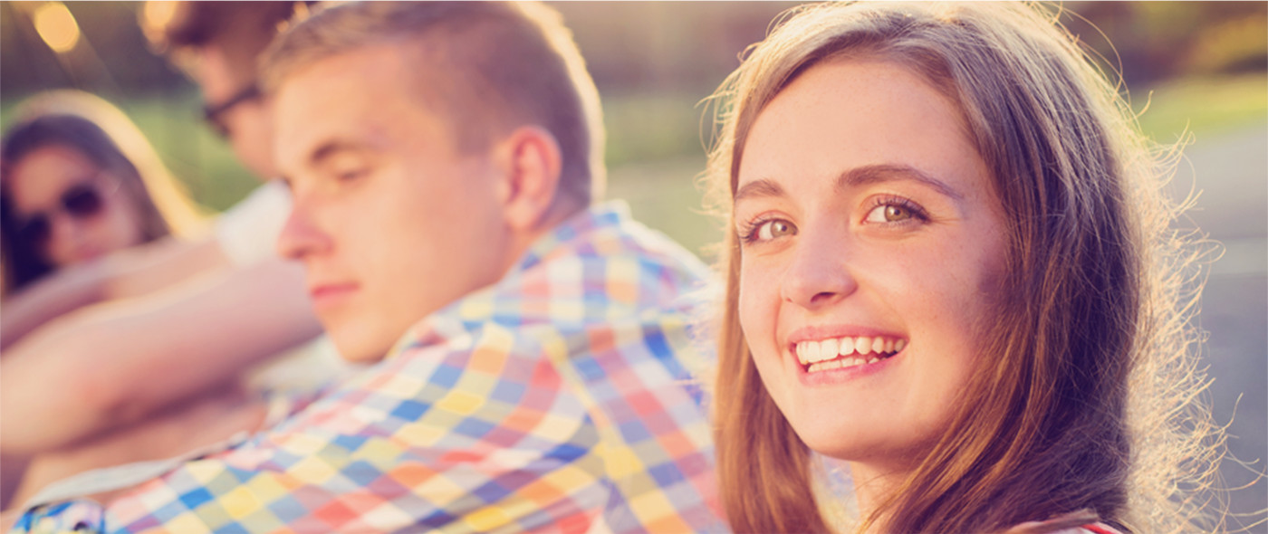 giovane ragazza sorride