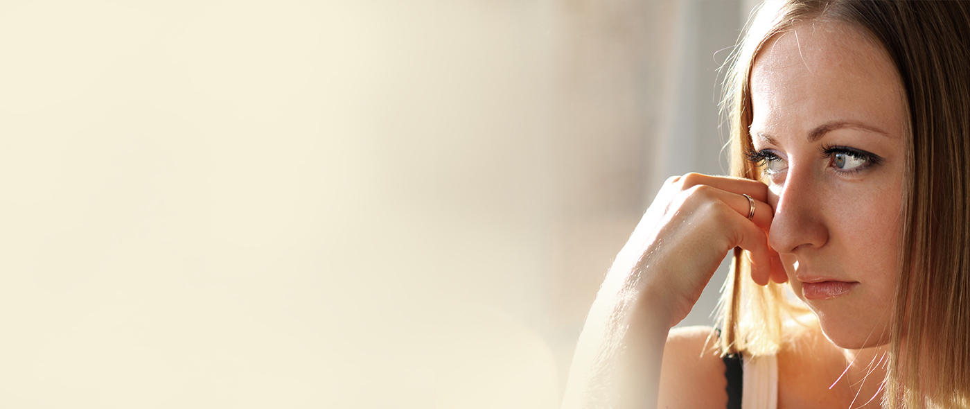 Vrouw die in de verte staart