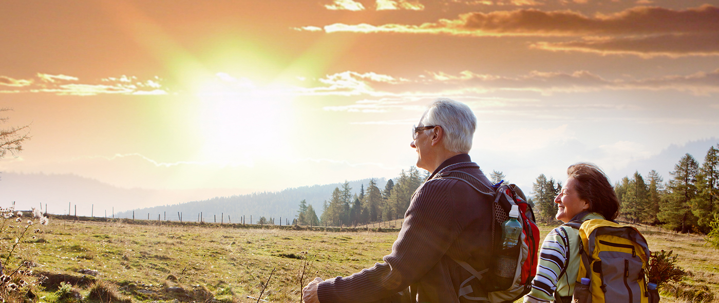 Ouder stel, wandelend in de natuur