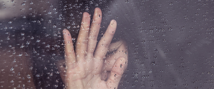 Vrouw achter glazen ruit