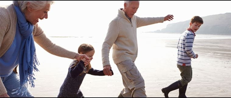 Ouder stel met kinderen op het strand