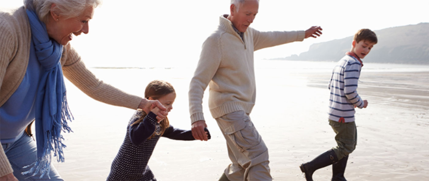 Ouder stel met kinderen op het strand