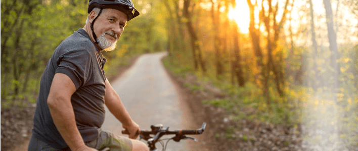 Oudere man op de fiets