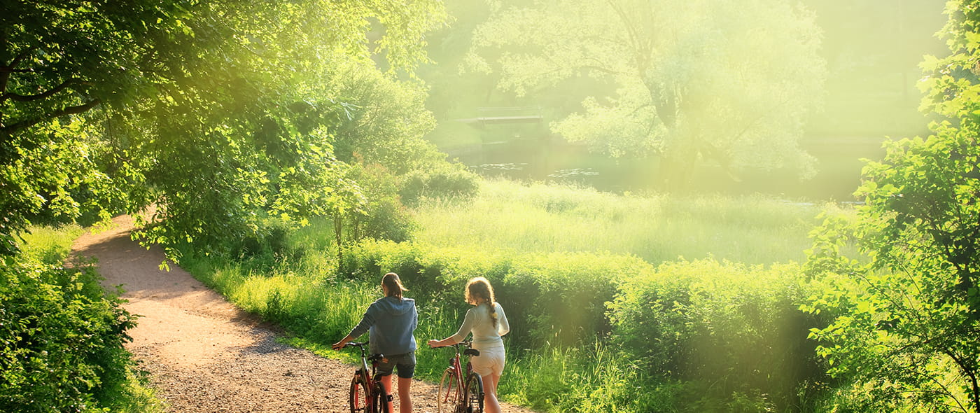 Twee vrouwen fietsen in de natuur