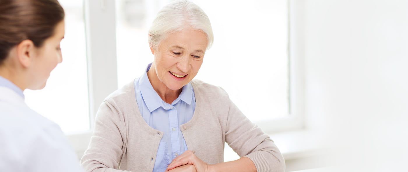 Femme âgée qui consulte un médecin à propos de la thrombose