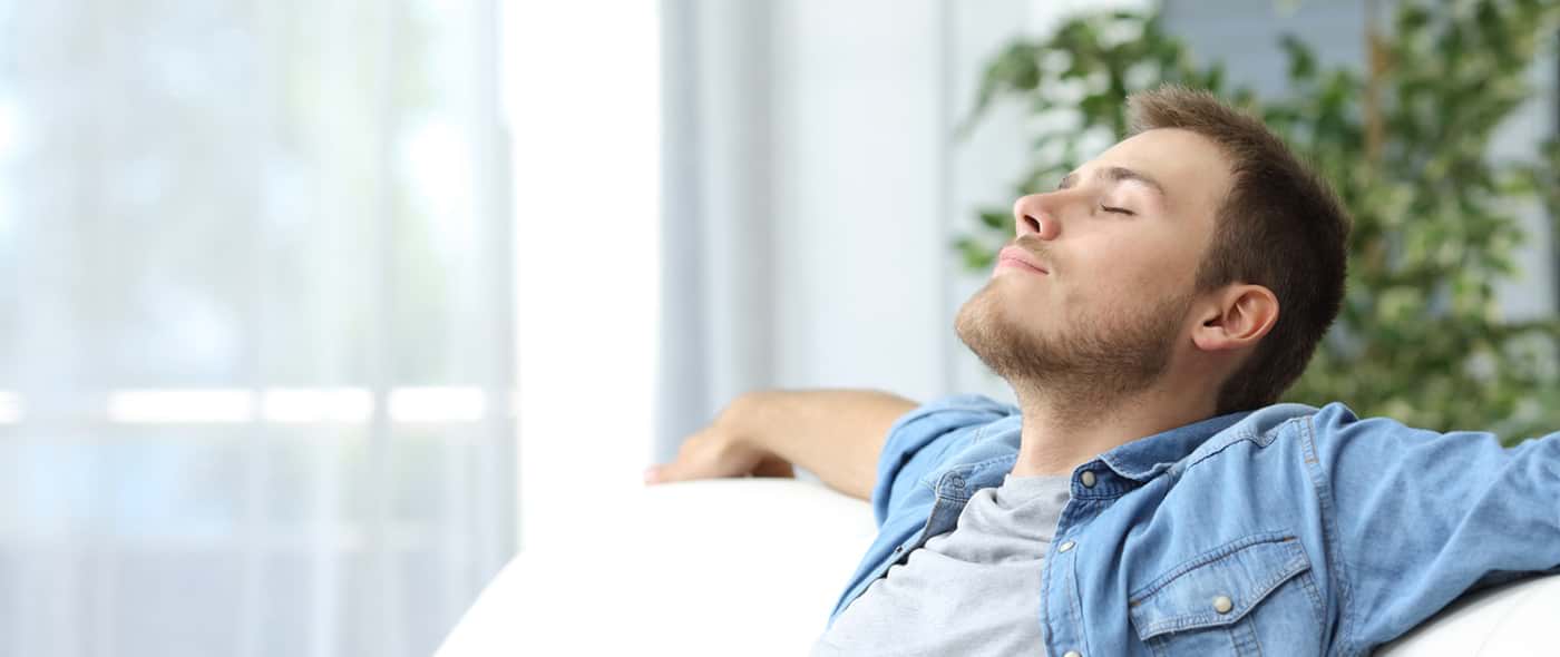 Un ragazzo si rilassa sul divano della propria casa