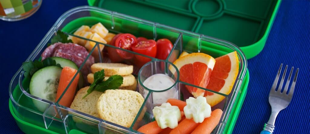Contenitore per cibo con frutta e verdura