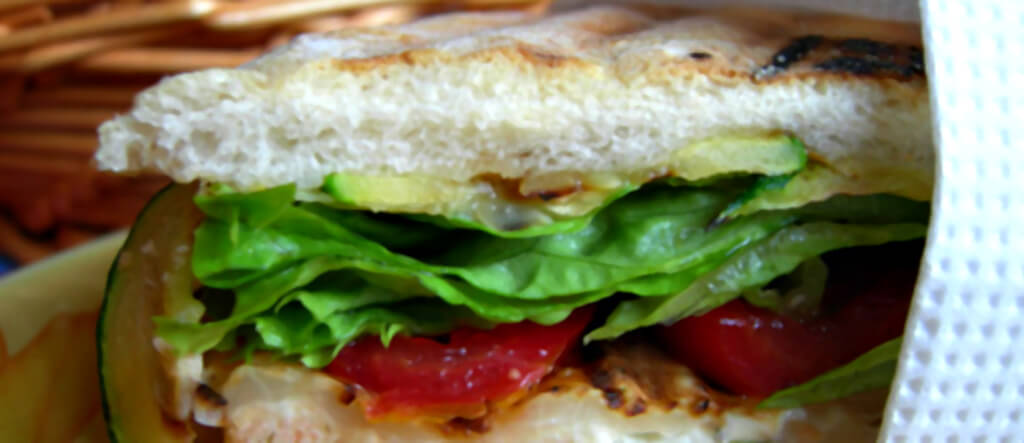 Panino con pomodoro e insalata