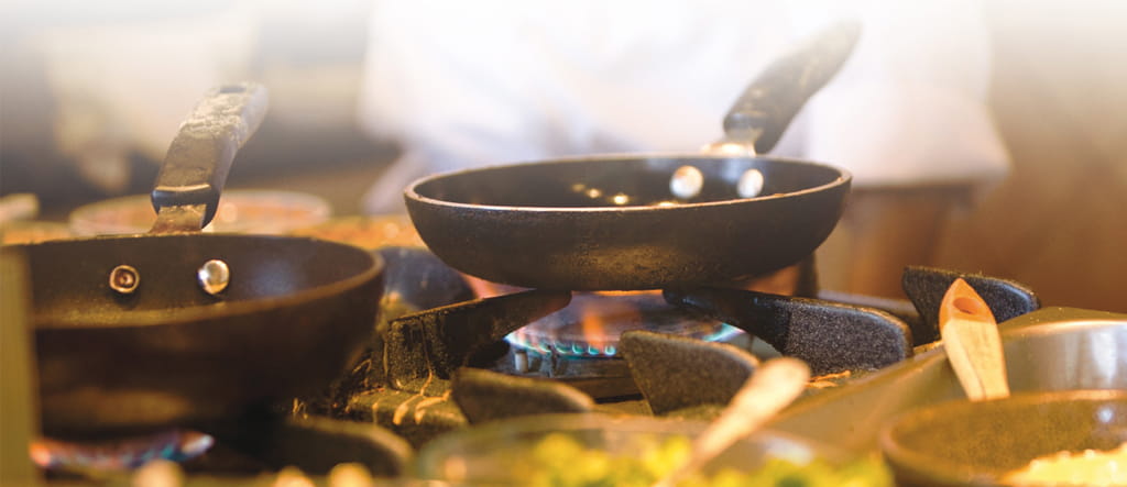 Padelle su fornelli con fuoco