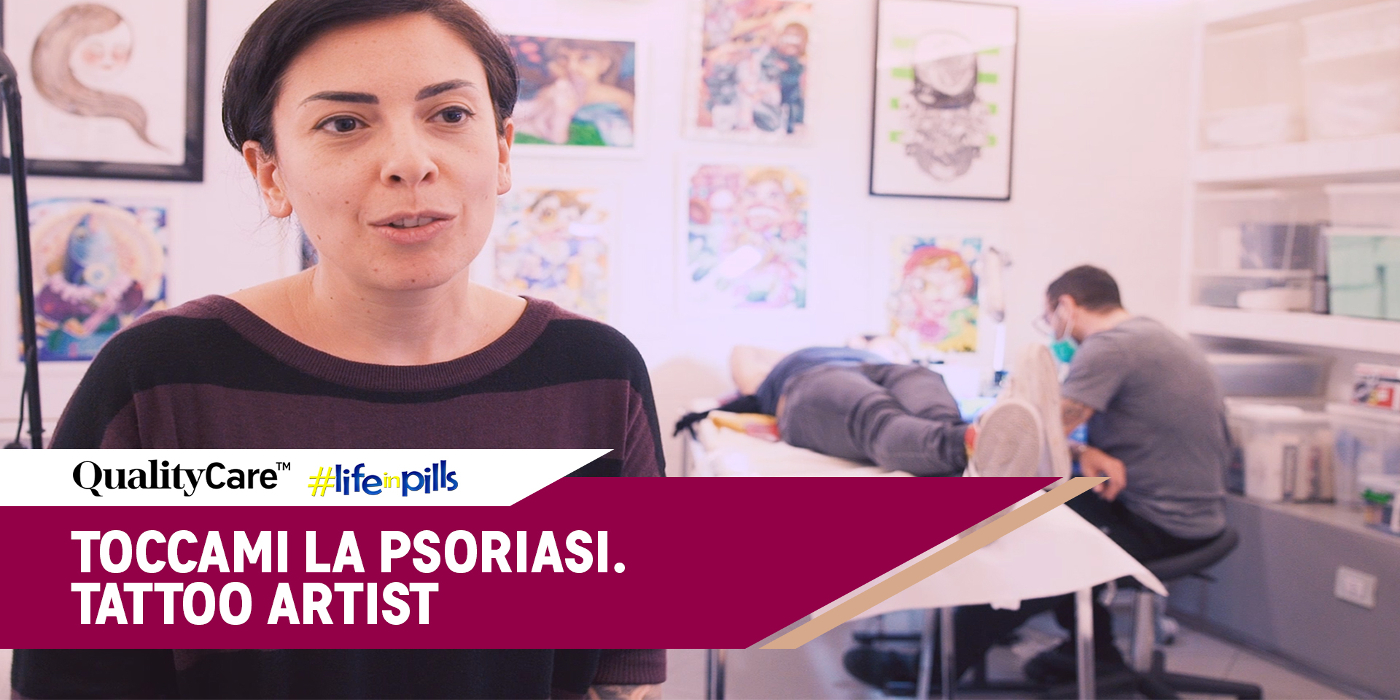 Una tatuatrice nel suo studio racconta la sua esperienza nel tatuare persone con psoriasi