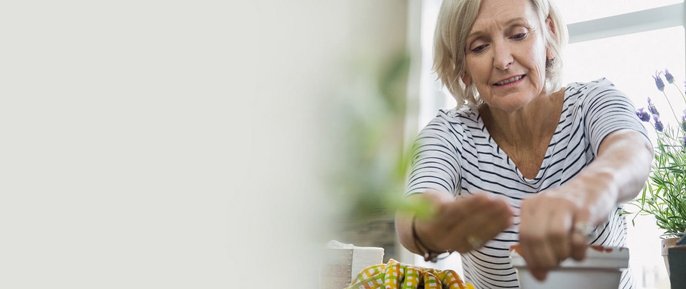 Femme qui fait du jardinage
